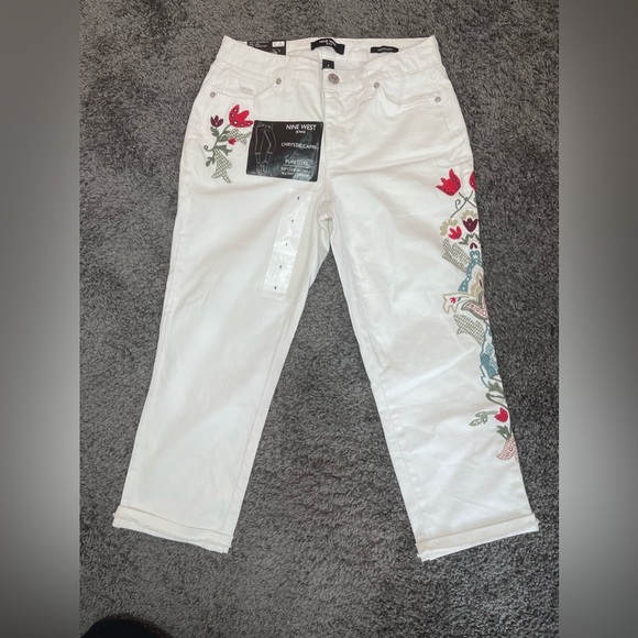Nine West Pants - Nine West white cotton floral embroidery chrystie capri jeans women’s size 4